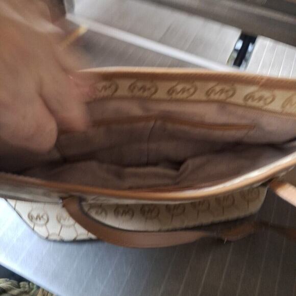 Michael Kors Kempton Signature Medium Pocket Tote (Beige/Camel/Tan) - Picture 3 of 8